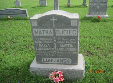 Martin and Marya Lubianski's headstone in Saint Hedwig, Texas